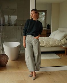 Baggy Ankle Pants Outfit, Mom Style Jeans Outfit, Barrel Pants Outfit Winter, Carrot Leg Jeans Outfit, Style Lately, Barrel Pants Outfit Summer, Khaki Barrel Pants Outfit, Booties With Wide Leg Jeans, Balloon Denim Outfit