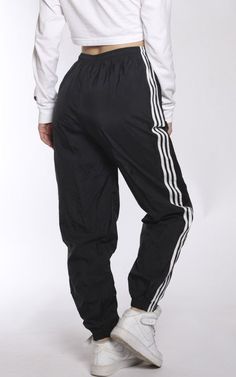 Looks Adidas, Track Pants Outfit, Cute Sweatpants, Mode Chanel, Sweatpants Outfit, Baby Hoodie, Adidas Vintage, Adidas Track Pants, Chill Outfits