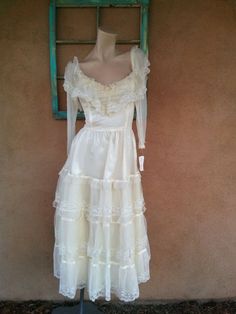 Vintage 1970s Dress Gunne Sax 70s Wedding Dress US 10 B36 W30 Fitted Retro Petticoat For Wedding, Fitted Cream Petticoat For Wedding, Retro Fitted Petticoat For Wedding, Vintage Fitted Petticoat For Wedding, Vintage Wedding Petticoat, Cream Fitted Wedding Petticoat, Retro Fitted Wedding Petticoat, Vintage Fitted Wedding Petticoat, 1970s Lined Vintage Dress