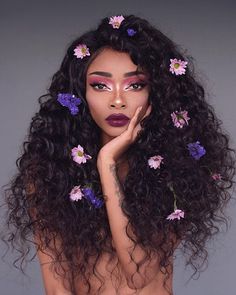 Makeup Looks Model, Flower Hair Photoshoot, Pink Flower Makeup, Nyane Lebajoa, Curly Weaves, Photographie Portrait Inspiration, Flowers In Her Hair, Portrait References, Clipuri Video