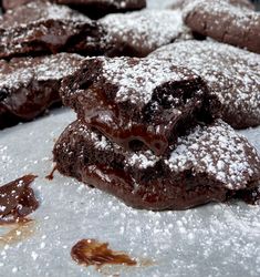 chocolate cookies and powdered sugar are piled on top of each other