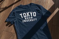 設計 DESIGN: University of Tokyo also known as Tokyo University college preppy T-Shirt. This unisex Tee has multiple colors and sizes and is made for men and women. Printed on the high quality Bella Canvas tee. This shirt is high quality with an amazing fit. Designed in Japan サイジング SIZING: Please reference images for appropriate sizing. 詳細 SPECS: This classic unisex jersey short sleeve tee fits like a well-loved favorite. Soft cotton and quality print make users fall in love with it over and over College Minimalist, University Merch, University Of Tokyo, Tokyo University, Design University, University College, Sweater Fits, Bella Canvas Tees, Reference Images