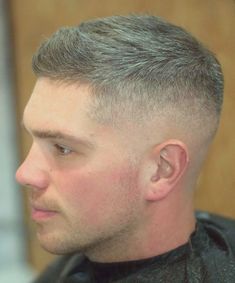 Crew cut with a high fade #menshair #menshaircuts #menshairstyles #crewcut #crewcuthaircut #shortmenshair #shorthaircutsformen #classichaircutsformen #militaryhaircuts #ivyleague #highfade #fade #sideswepthairformen Short Fade Haircut, High Fade Haircut, Men's Short Hair