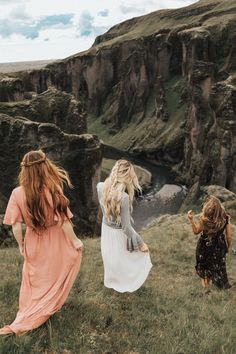 Blonde Hair Extensions, Siluete Umane, Barefoot Blonde, Three Women, Fantasy Magic, Friend Photos, Friend Pictures, Mode Style, Iceland