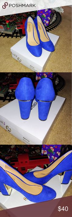 NWT Head Over Heels Blue Arista Block Heels sz 8 Head Over Heels Blue Arista Block Heels sz 8 😍 Bought back in 2016 to wear on my wedding day, ended up wearing something else. Only ever worn for 30 minutes with stockings on, inside my carpeted home. Heel is about 3-3 1/2 inches, microfiber/suede material, & has pretty gold heels. No scuffs or marks seen. In new condition 😁 Head Over Heels Shoes Heels Blue Court Shoes With Medium Width And Round Toe, Blue Block Heels With Padded Heel And Round Toe, Blue Round Toe Block Heels With Stacked Heel, Blue Heels With Pointed Toe And Medium Width, Blue Heels With Pointed Toe Medium Width, Blue Pointed Toe Heels With Medium Width, Blue Heels With Medium Width And Pointed Toe, Blue Court Shoes With 4-inch Heel And Medium Width, Chic Blue Block Heels With Round Toe