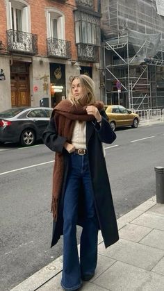 Winter outfits cold weather, big jacket and scarf outfit inspo Skandinavian Fashion, Chique Outfits, Winter Outfits Cold