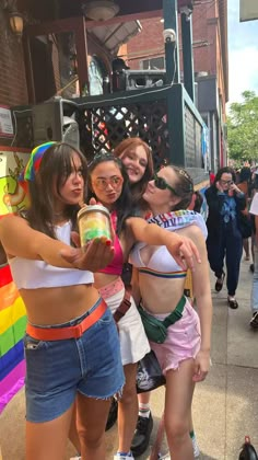 Summer Parade Outfit, Pride Party Outfit Ideas, Trendy Pride Outfit, Pride Concert Outfit, Cool Pride Outfits, Pride Outfits Women Festival, Pride Ally Outfit, Pride Fest Outfits, Cute Pride Outfits For Women