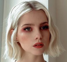 Stacked Inverted Bob, Inverted Bob Haircut, Inverted Bob, Busy Women, White Blonde, 짧은 머리, Short Blonde, Short Blonde Hair