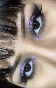 Makeup Ideas For Events, 90s Purple Makeup, Sharp Eyeshadow Looks, Y2k Purple Eyeshadow, Easy Makeup Ideas Aesthetic, 2k Makeup Look, Cool Simple Eye Makeup, 2000s Eyeshadow Looks, Dark Purple Quince Makeup