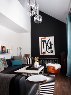 Small Spaces Living Room Ideas with Black Accent Wall With a well-designed layout, every room can turn into a bright and spacious look even with black walls. Black Accent Wall Living Room, Teal Accent Walls, Dark Accent Walls, Wallpaper Minimal, Black Accent Walls, Best Living Room Design, Black Living Room, Black Dining Room, Accent Walls In Living Room