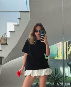 Short Skirt Summer Outfits, Short White Skirt Outfit, Mini Skirt Fall Outfit, 70s Women Fashion, White Skirt Outfits, Balloon Skirt, Skirt Outfits Fall, Classic Style Outfits, Effortlessly Chic Outfits