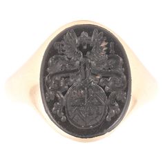 Yellow gold signet ring and intaglio on onyx engraved with coat of arms. Finger size: 10.5 Width : 1,6cm. Gross weight: 5.3g. Follow on instagram @bernardoantichita Modern Gold Ring, Italian Family, Gold Signet Ring, Gold And Silver Rings, Follow On Instagram, Men's Ring, Onyx Stone, Family Crest, Stone Cuts