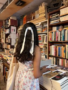 Girlie Girl, Bookstore Girl Aesthetic, Book Girlies Aesthetic, Kind Girl Aesthetic, Girlie Aesthetic, Book Girl Outfits, Book Shopping Aesthetic, Bookstore Photoshoot