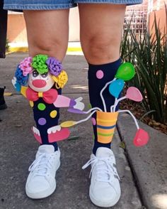 Una manera divertida para decorar tus calcetines, fofucha de payaso por la mitad 👍🏼. Diy Karneval, Funky Hats, Kindergarden Activities