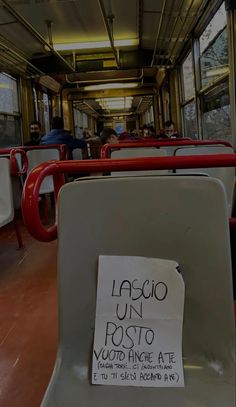 a sign on the back of a bus that says lassico un posto