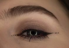 Creative Easy Makeup Looks, Cool Simple Eyeliner Looks, Easy Unique Eyeliner, Easy Black Graphic Liner, Dot Eyeliner Make Up, Easy Eyeliner Looks For Hooded Eyes, Cool Eyeliner For Hooded Eyes, Casual Eyeliner Looks, Sza Concert Makeup Ideas