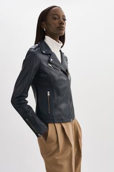 A mi-chemin entre branché et sophistiqué, la veste de biker ajustée en cuir Harper vous semblera faite sur mesure pour vous. Sa coupe adaptée à la taille pour flatter votre silhouette est complétée par les éléments classiques et emblématiques de la veste de biker : manches zippées, boutons-pression aux épaulettes et fermeture diagonale. Conçue en cuir d'agneau de qualité, la Harper emprunte les codes classiques pour créer un style à part entière.