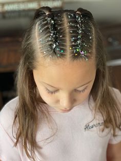 Crazy Hair Day Glitter, Glitter Roots Hairstyles, Glitter In Hair Part, Hair Styles With Glitter, Hair Glitter Hairstyles, Glitter Hair Gel Hairstyles, Glitter Gel Hairstyles, Hairstyle With Glitter, Pop Star Hairstyles