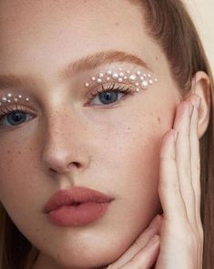 Artsy Makeup Look, Editorial Make-up, Matte Make Up, Artsy Makeup, Editorial Vogue, Yellow Makeup, Jenner Makeup, Summer Makeup Looks, Smink Inspiration