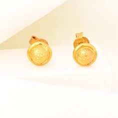 ✦ 𝐈𝐭𝐞𝐦 𝐃𝐞𝐬𝐜𝐫𝐢𝐩𝐭𝐢𝐨𝐧 These dainty 14k gold-plated earrings feature embossed geometric disc studs that add modern flair to any look. Their flat design ensures a comfortable fit and a lightweight feel. A versatile style for any occasion. 𝐒𝐩𝐞𝐜𝐢𝐟𝐢𝐜𝐚𝐭𝐢𝐨𝐧 :- ■ Type : Stud ■ Material : 925 Sterling Silver ■ Finish : Gold Plated ■ Dimension: 6 mm ✦ Shipping Updates :--------- Processing Time : 1 working Days Shipping Time : 8-12 working Days Shipping Service : UPS, USPS, FedEx, DHL, India Post, Yodel, DPD, Atlantic, DHL eCommerce. Note : For fast shipping 3-5 working days via FedEx please check our Upgraded shipping profile . 𝐁𝐮𝐲𝐞𝐫𝐬 𝐍𝐨𝐭𝐞 : WHOLESALE ORDERS ARE ALWAYS WELCOMED. 𝐓𝐡𝐚𝐧𝐤 𝐘𝐨𝐮 𝐅𝐨𝐫 𝐕𝐢𝐬𝐢𝐭𝐢𝐧𝐠 𝐌𝐲 𝐒𝐡𝐨𝐩 ❣️ 𝐇𝐚𝐯𝐞 𝐚 𝐆𝐫𝐞𝐚𝐭 𝐃𝐚 Modern Etched Gold Jewelry, Gold Earrings Stamped 14k For Everyday Wear, Gold Engraved Drop Earrings, Engraved Gold Drop Earrings, 14k Gold Engraved Earrings, Engraved 14k Gold Earrings, Gold Plated Engraved Gold Earrings, Gold-plated Engraved Gold Earrings, Gold Earrings For Everyday Wear