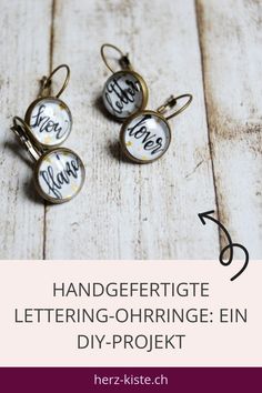 Handgefertigte Lettering-Ohrringe auf Holzuntergrund mit Text "Handgefertigte Lettering-Ohrringe: Ein DIY-Projekt". Interview