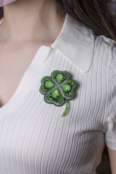 Handmade brooch featuring a clover - sign of luck in many cultures. A perfect gift idea. Primary colour is green, but can be made based on your taste - just message us listing your preferences. All products are made by women artisans in Azerbaijan and delivered to your doorsteps wherever you are. Art Video, Brooches Handmade, Bead Embroidery, Women Artisans, Azerbaijan, Beaded Embroidery, Brooch Pin, Brooches, Primary Colors