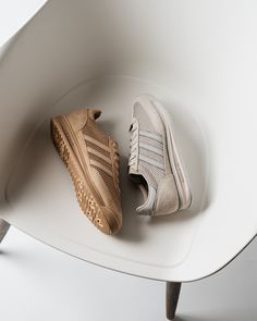 Retro vibes with modern comfort: The adidas Originals SL 72 RS pays tribute to a '70s running legend. With breathable waffle-textured textile, suede overlays, and EVA cushioning, it’s a must-have for everyday style. 

#adidasOriginals #SL72RS #RetroStyle #afewstore