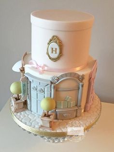 there is a cake that looks like it has been made to look like a doll house