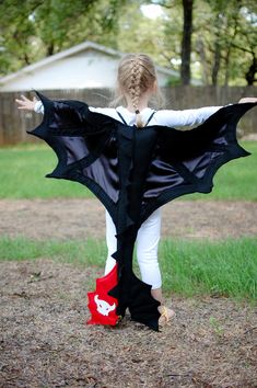 Toothless Inspired Dragon! Back view. Dragon Costume Kids, Wing Costume, Dragon Wing, Teen Halloween, Book Week Costume, Dragon Costume, Dragon Party