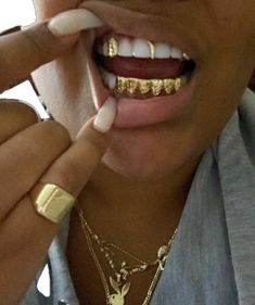 Girl Grillz, Pretty Teeth, Grillz Teeth, Dope Jewelry Accessories, Grills Teeth, Tooth Gem, Gold Teeth, Teeth Jewelry, Jewelry Accessories Ideas