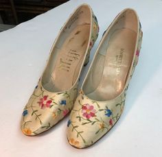 Vintage Bonwit Teller White Fabric Floral Pump Heel Shoes. Fabric covered heels. Size 5. Beautiful shoes in great condition! Floral Pumps, Snake Leather, Gold Pumps, Heart Brooch, Silk Wedding, Leather Block Heels, Fabric Floral, Vintage Turquoise, Vintage Rhinestone