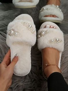 Beige Fashionable Collar Plain Bedroom Slippers Embellished Women Shoes Elegant Slippers For Women, Bride Slippers Getting Ready, Pearl Home Decor, Pearl Wedding Decorations, Plain Bedroom, Pearl Slippers, Bridal Slippers, Bride Slippers, Fluffy Shoes