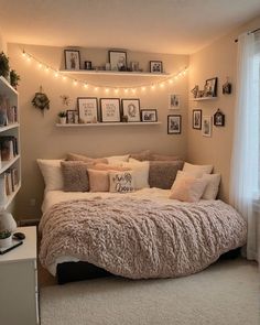 Creating a Cozy Haven : 15 Cozy Teen Girl Bedroom Inspirations Cosy Bedroom Ideas, Pantone Wedding Colors, Aesthetic Bedroom Decor Ideas, Bedroom Nook, Textured Blankets, Bedroom Corner, Teen Girl Bedroom, Inspire Creativity, Beige Walls