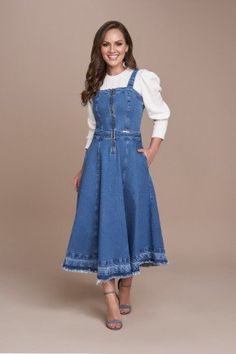 Denim Dungaree Dress Outfit, Pinafore Dress Pattern, Denim Dungaree Dress, Denim Dungarees, Denim Dresses, Pinafore Dress, Looks Chic, Jean Skirt