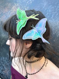 Handcrafted from delicate silk and finished with a sparkling tear drop crystal these Luna Moth hair clips are the perfect Halloween accessory. Cut from two fine fluttery layers the fabric has been gently treated so the silk holds its shape and does not fray. These are a little more delicate than my other moths, please treat with care. Measures 10cm across at the widest point. Attached to a simple 3cm alligator clip which fixes securely into your hair.  Choose from Unicorn inspired or Original green.  Silk is a delicate fabric and should be treated with care, avoid getting wet.  Have a read of my feedback from my wonderful customers, and know you are ordering a quality handmade item from a seller with years of Etsy experience. Custom orders are always welcome, message me with your ideas.  T Moth Costume Aesthetic, Moth Hair Clip, Diy Halloween Accessories, Moth Fairy, Halloween Accessories Diy, Bug Costume, Halloween Hair Clips, Fairy Accessories, Pretty Halloween