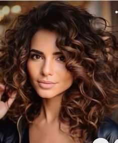 Hair Color Ideas Highlights, Curly Balayage Hair, Dark Curly Hair, Natural Curly Hair Cuts, Brunette Hair With Highlights, Black Hair With Highlights, Colored Curly Hair, Medium Curly Hair Styles, Haircuts For Curly Hair