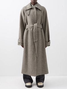 9 Fashion Trends That Work Perfectly on Petite Women | Who What Wear UK Wool Coat Outfits, Vinyl Trousers, Grey Overcoat, Wool Coat Women, Long Wool Coat, Oversized Coat, Wool Blend Coat