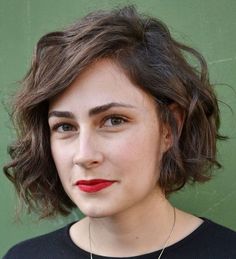 Side-Parted Messy Bob for Wavy Hair Pelo Bob Ondulado, Short Wavy Bob, Wavy Bob Haircuts, Brunette Bob, Thick Wavy Hair, Wavy Bob Hairstyles, Wavy Haircuts