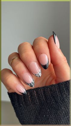 Easy Halloween nails include simple and low key nail art, such as spider webs, pumpkins, zombies and many others. Check out more ideas! Nails Idea For Halloween, Nails 2024 Halloween, Summer Goth Nails, Halloween Chic, Black Halloween Nails, Halloween Acrylic Nails, October Nails