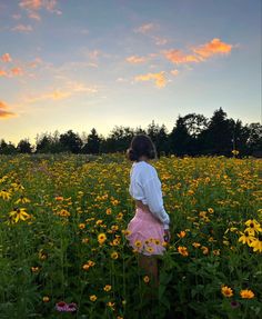 #flowers #flowerfield #poseidea #photoshoot Aesthetic Flower Field, Strawberry Field, Aesthetic Flower, Pose Idea, Strawberry Fields, Proposal Engagement, Flower Field, Summer 2024, Georgia