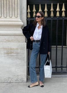 50+ Chic Jeans And Blazer Outfit Ideas [2023]: How To Wear A Blazer With Jeans Black Blazer Outfit Casual, Oversized Black Blazer Outfit, Jeans And Blazer Outfit, Black Blazer Casual, Navy Blue Blazer Outfit, How To Choose Sunglasses, Black Blazer With Jeans, Navy Blazer Women, Navy Blazer Outfits