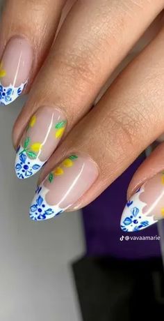 Veuve Clicquot Inspired Nails, Italy Nail Art, Positano Nails, Italian Inspired Nails, Italian Nails Designs Italy, European Nails Trends, Amalfi Coast Nails, Italian Summer Nails, Italy Nails Design