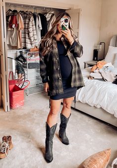 Pregnant In The Winter Outfits, Pregnant Outfits Western, Style Bump Outfit Ideas, Pregnant Winery Outfit, Maternity Bachelorette Party Outfit, Nashville Outfits Maternity, Pregnant Farm Outfit, Western Outfits Women Maternity