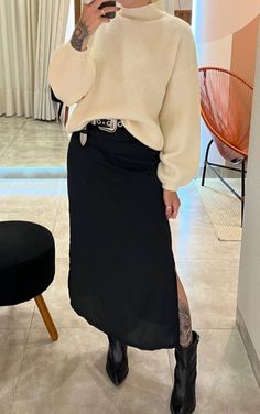 Long Black Skirt Winter Outfit, Black Midi Skirt Outfit Fall, Black Autumn Outfit, Look Midsize, Outfit Botas, Sleek Dress, Winter Fashion Outfits Casual, Modesty Fashion