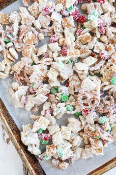 A no-bake candy snack mix consisting of Golden GrahamsChex cerealpeanutspretzelsand chocolate candy MM’s coated in melted white chocolate. Holiday Chex Mix Recipes, Chocolate Chex Mix Recipes, Macaroons Easy, White Chocolate Chex Mix, Chocolate Chex Mix, Chex Mix Christmas, Christmas Crunch, Chocolate Chex