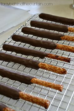 Diy Pretzel Rods, Pretzel Stick Candy Recipes, Small Treats For Gifts, Diy Dipped Pretzel Sticks, Dipping Pretzel Rods, Chocolate Covered Pretzel Rods Diy, Candy Pretzels Sticks, How To Dip Pretzels, Diy Chocolate Covered Pretzels