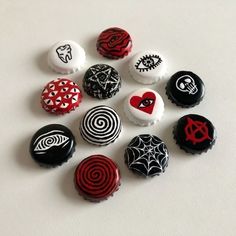 Punk Fashion Diy, Bottle Cap Crafts, Diy Pins, Fun Easy Crafts, Diy Crafts To Do, Diy Bottle, Easy Diy Art, Fun Diy Crafts, Cute Pins