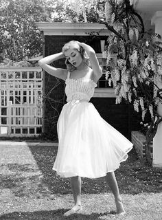 Stunning Photos of Classy Women from The 1940s and 1950s 1950s Fashion Photography, Vikki Dougan, Nina Leen, Sleepwear Fashion, 1950s Style, Moda Vintage