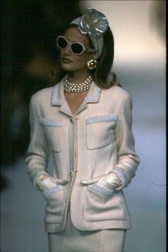 Chanel 90s, Chanel Runway, Skirt And Jacket, 90s Runway Fashion, Runway Fashion Couture, Runway Outfits, Mode Chanel, Dress Chanel, Chanel Jacket