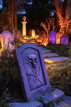 A spooky Halloween garden decorated with eerie tombstones and haunting lighting, perfect for outdoor Halloween decorations. Graveyard Scene, Dekorasi Halloween, Scary Decorations, Halloween Outdoor, Outdoor Decorations